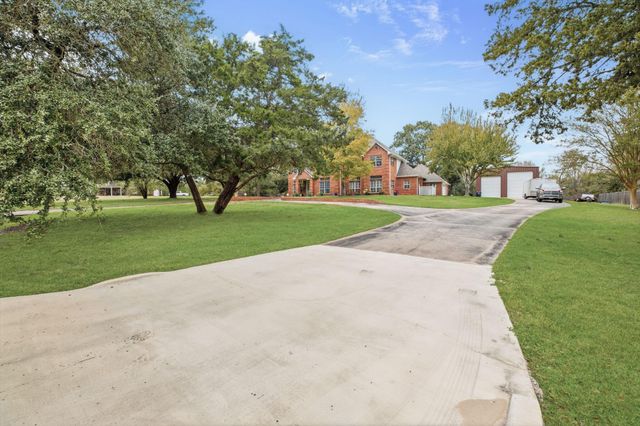 3905 N Briarwood Drive, Brenham, TX 77833