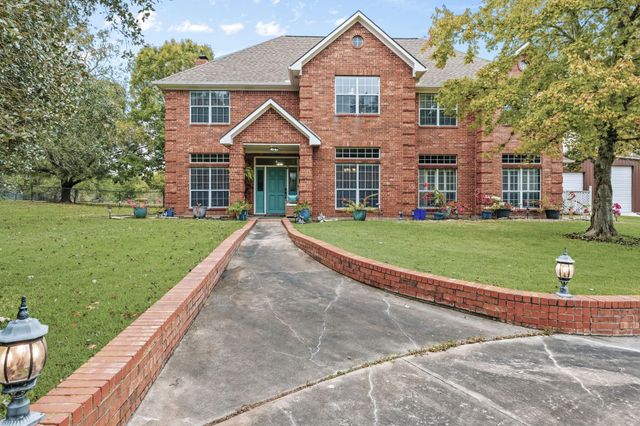 3905 N Briarwood Drive, Brenham, TX 77833