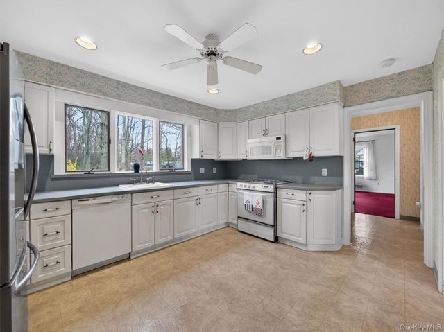 21 Cardinal Court, West Nyack, NY 10994