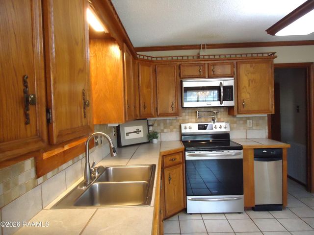 101 Rue Beau Soleil, Broussard, LA 70518