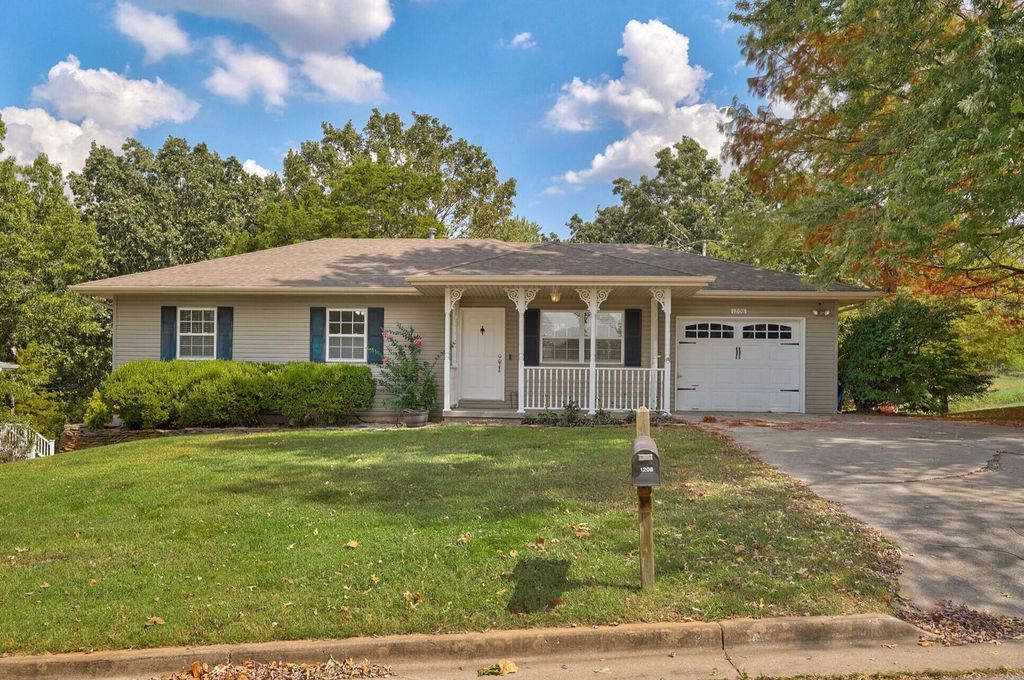1208 S 17th Avenue, Ozark, MO 65721