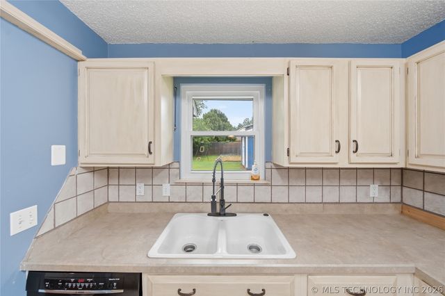 9609 N 107th East Avenue, Owasso, OK 74055
