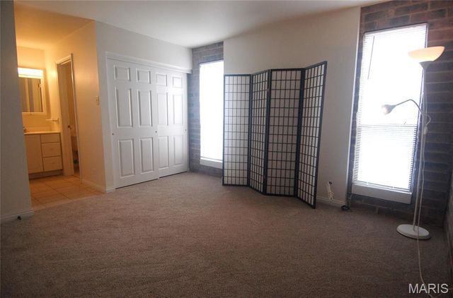 676 Coeur De Royale Drive B, Creve Coeur, MO 63141