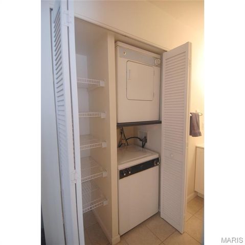 676 Coeur De Royale Drive B, Creve Coeur, MO 63141