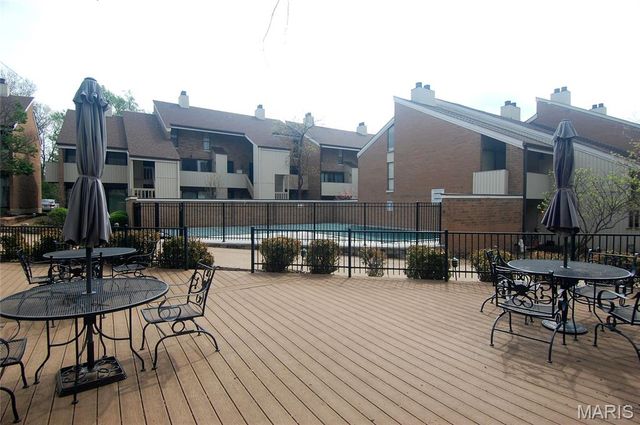 676 Coeur De Royale Drive B, Creve Coeur, MO 63141