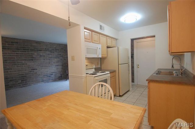 676 Coeur De Royale Drive B, Creve Coeur, MO 63141