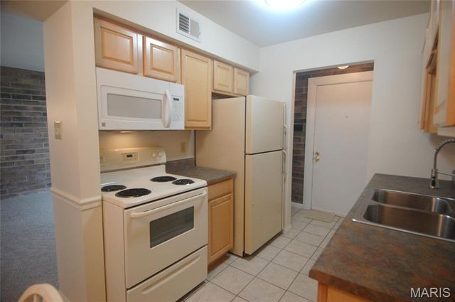 676 Coeur De Royale Drive B, Creve Coeur, MO 63141