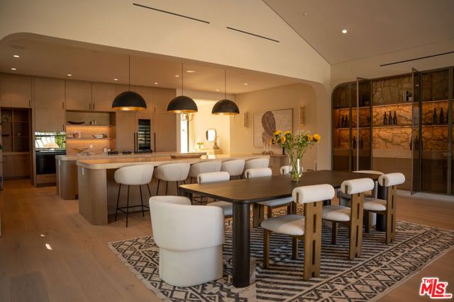 22821 Collins Street, Woodland Hills (los Angeles), CA 91367