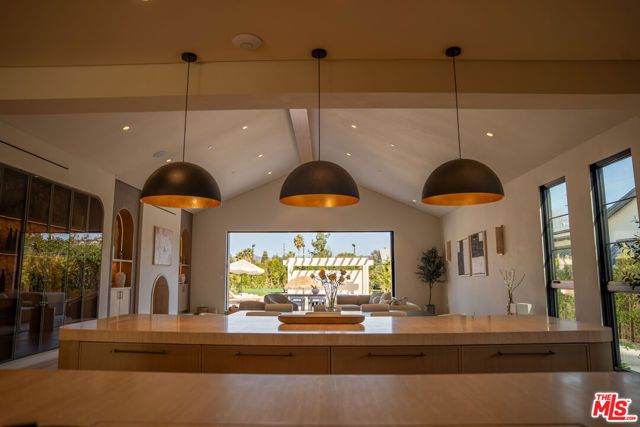 22821 Collins Street, Woodland Hills (los Angeles), CA 91367