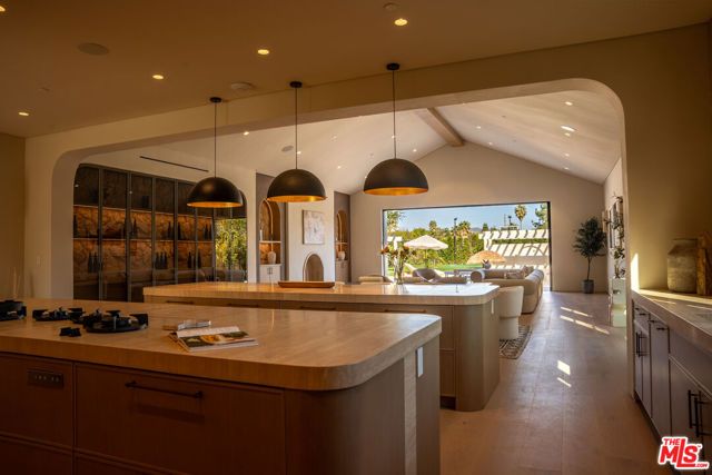 22821 Collins Street, Woodland Hills (los Angeles), CA 91367