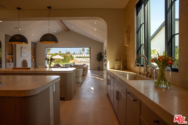 22821 Collins Street, Woodland Hills (los Angeles), CA 91367