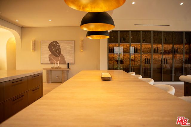 22821 Collins Street, Woodland Hills (los Angeles), CA 91367