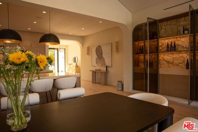 22821 Collins Street, Woodland Hills (los Angeles), CA 91367