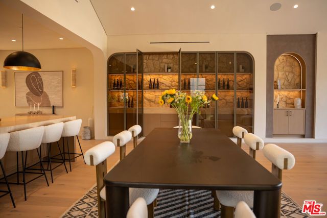 22821 Collins Street, Woodland Hills (los Angeles), CA 91367