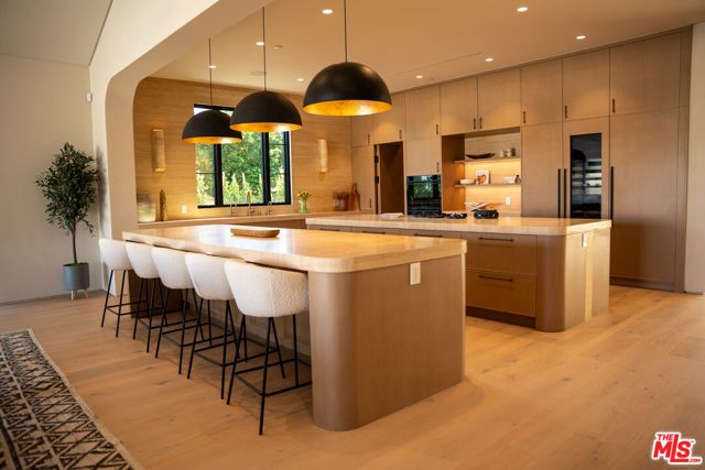 22821 Collins Street, Woodland Hills (los Angeles), CA 91367