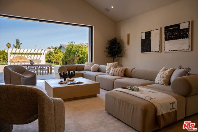 22821 Collins Street, Woodland Hills (los Angeles), CA 91367