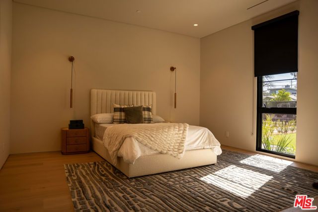 22821 Collins Street, Woodland Hills (los Angeles), CA 91367