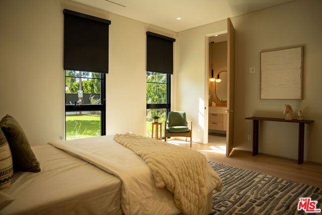 22821 Collins Street, Woodland Hills (los Angeles), CA 91367