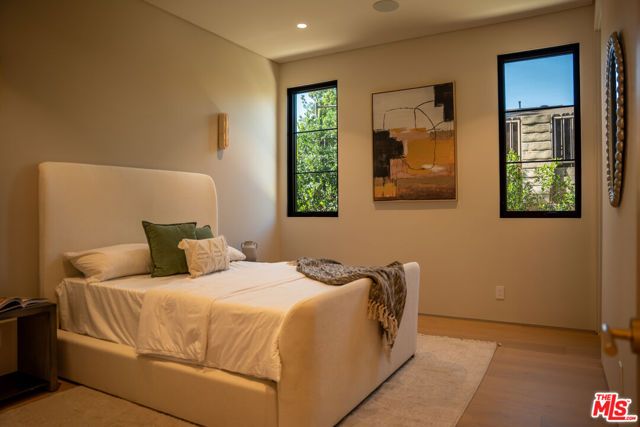 22821 Collins Street, Woodland Hills (los Angeles), CA 91367