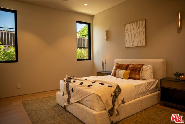 22821 Collins Street, Woodland Hills (los Angeles), CA 91367