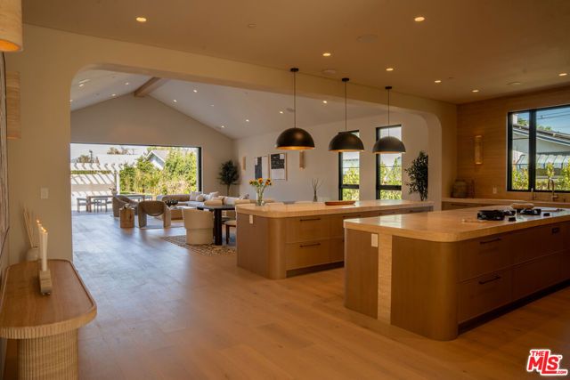 22821 Collins Street, Woodland Hills (los Angeles), CA 91367