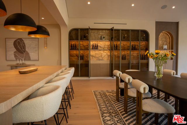 22821 Collins Street, Woodland Hills (los Angeles), CA 91367