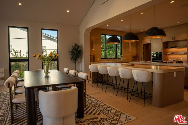 22821 Collins Street, Woodland Hills (los Angeles), CA 91367