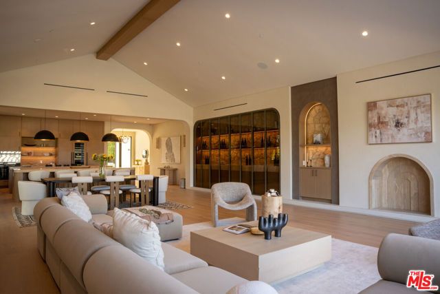 22821 Collins Street, Woodland Hills (los Angeles), CA 91367