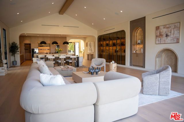 22821 Collins Street, Woodland Hills (los Angeles), CA 91367