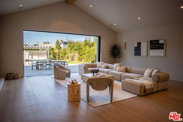 22821 Collins Street, Woodland Hills (los Angeles), CA 91367