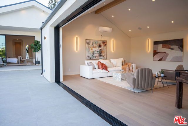 22821 Collins Street, Woodland Hills (los Angeles), CA 91367