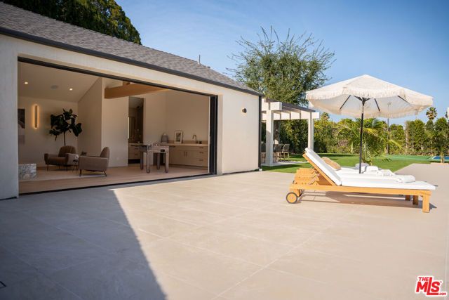 22821 Collins Street, Woodland Hills (los Angeles), CA 91367