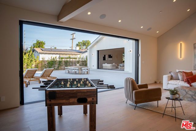 22821 Collins Street, Woodland Hills (los Angeles), CA 91367