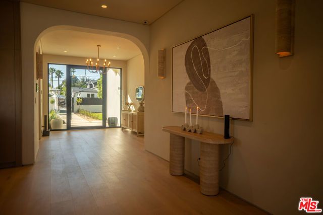 22821 Collins Street, Woodland Hills (los Angeles), CA 91367