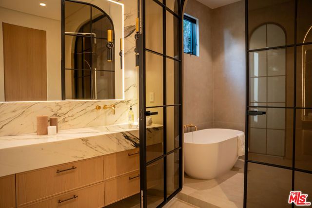 22821 Collins Street, Woodland Hills (los Angeles), CA 91367