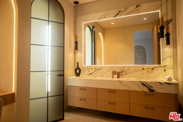 22821 Collins Street, Woodland Hills (los Angeles), CA 91367