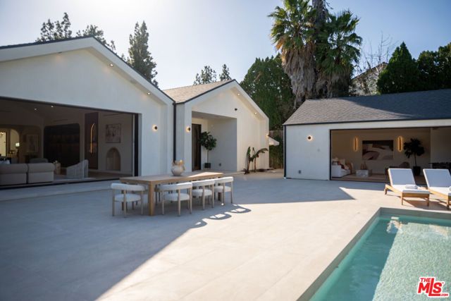 22821 Collins Street, Woodland Hills (los Angeles), CA 91367