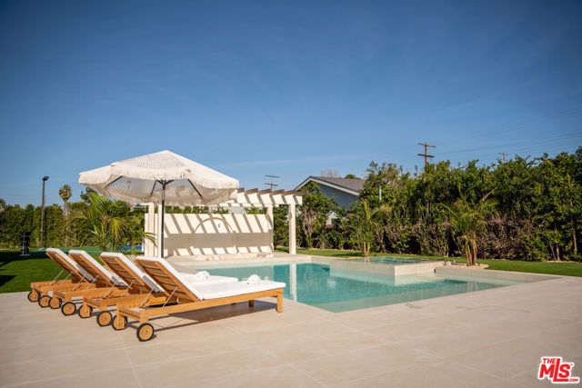 22821 Collins Street, Woodland Hills (los Angeles), CA 91367