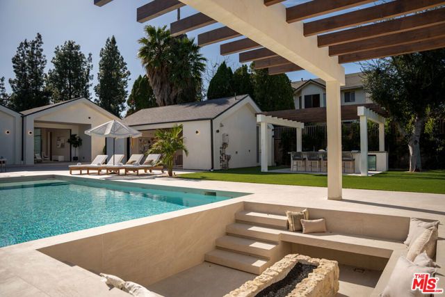 22821 Collins Street, Woodland Hills (los Angeles), CA 91367