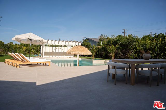 22821 Collins Street, Woodland Hills (los Angeles), CA 91367