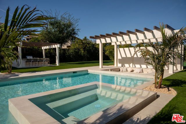 22821 Collins Street, Woodland Hills (los Angeles), CA 91367