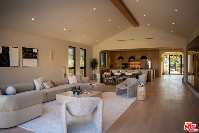 22821 Collins Street, Woodland Hills (los Angeles), CA 91367