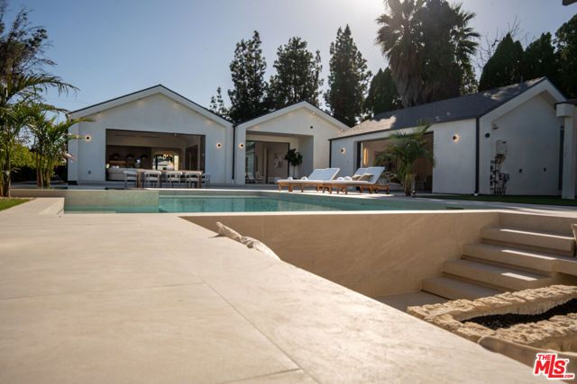 22821 Collins Street, Woodland Hills (los Angeles), CA 91367