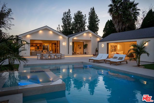 22821 Collins Street, Woodland Hills (los Angeles), CA 91367