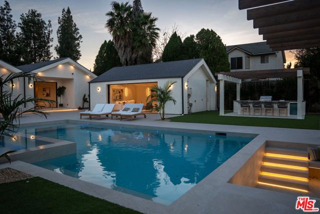 22821 Collins Street, Woodland Hills (los Angeles), CA 91367