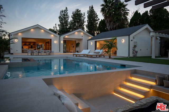 22821 Collins Street, Woodland Hills (los Angeles), CA 91367