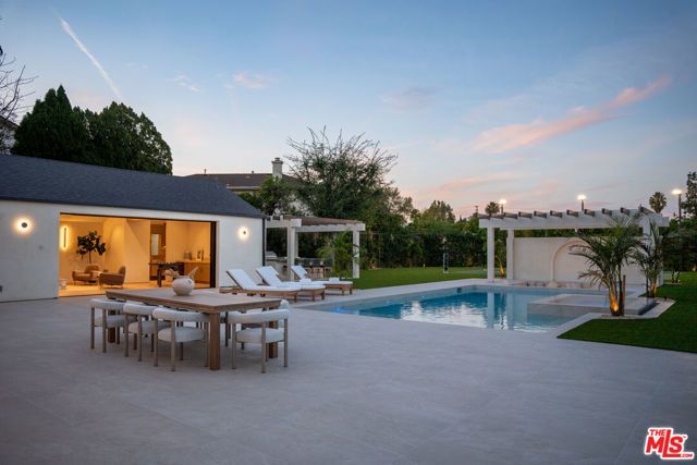 22821 Collins Street, Woodland Hills (los Angeles), CA 91367