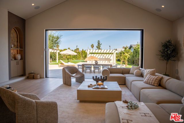 22821 Collins Street, Woodland Hills (los Angeles), CA 91367