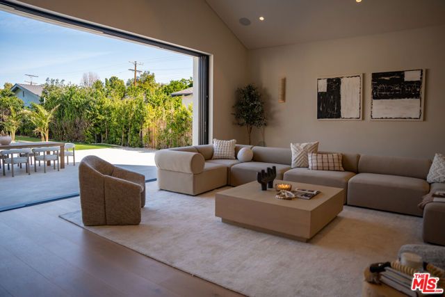 22821 Collins Street, Woodland Hills (los Angeles), CA 91367