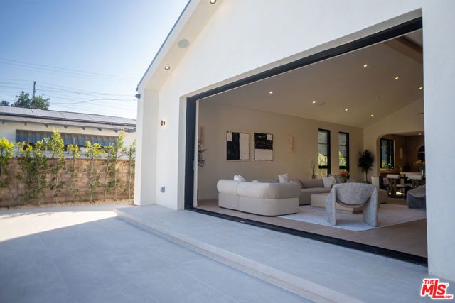 22821 Collins Street, Woodland Hills (los Angeles), CA 91367